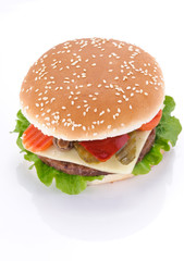 Sandwich con formaggio, hamburger e verdure