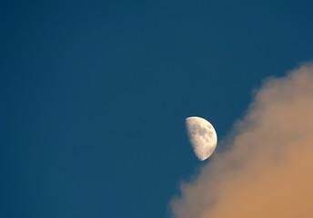 The moon in a blue and cloudy sky © Naj