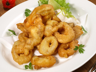 Ausgebackene Tintenfischringe