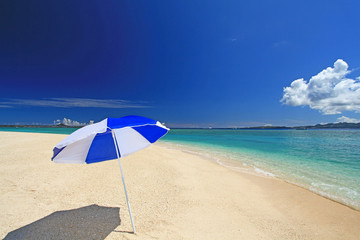 水納島の美しい海とビーチパラソル
