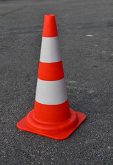 Cono naranja de seguridad en la carretera