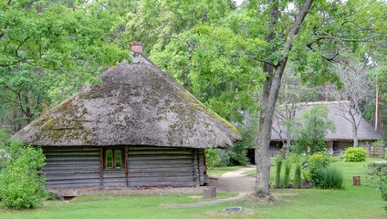 Fototapeta na wymiar maison traditionnelle lettone