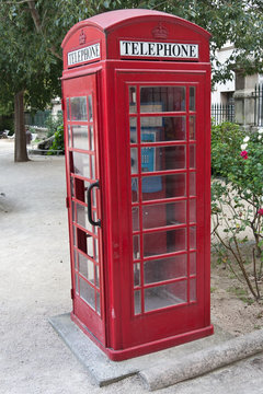 cabine t&eacute;l&eacute;phonique rouge