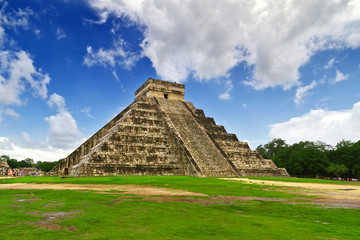 Fototapeta na wymiar Kukulkan Piramida w Chichen Itza, jednego z 7 Nowych Cudów w Meksyku