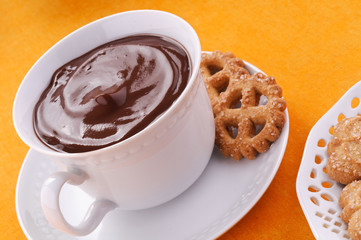 Ciioccolato caldo nella tazza e biscotti