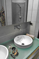 dettaglio del lavabo rotondo su piano di cristallo in bagno