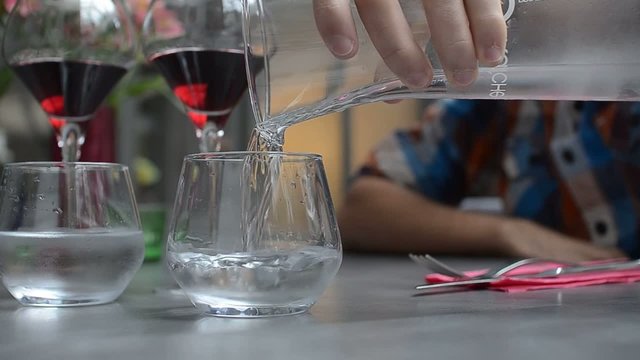 eau vers&eacute;e