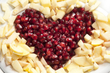 SEMI DI MELOGRANO A FORMA DI CUORE CON PEZZETTI DI MELA