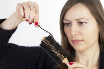 Frau bemerkt Haarausfall