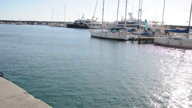 Segel und Motorboote im Hafen
