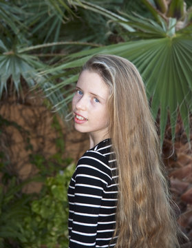 Retrato de ni&ntilde;a rubia y ojos azules con melena.
