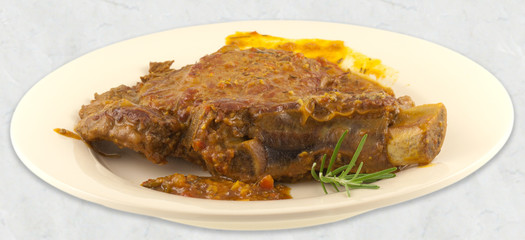 côte de boeuf rôtie sur assiette, fond marbre