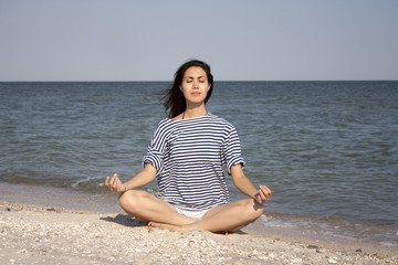 Fototapeta na wymiar Young woman doing yoga outdoors
