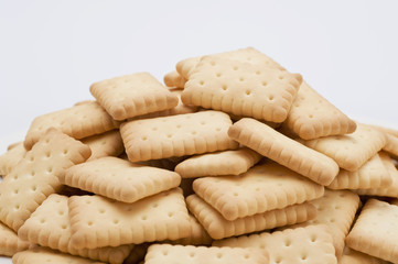白背景に山盛りのビスケット
