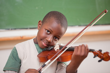 Schoolboy playing the violin © WavebreakmediaMicro