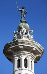 Fototapeta na wymiar Saint George i Smok dzwonnica w Pordenone, Włochy