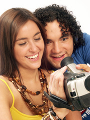 Pareja latina filmando.