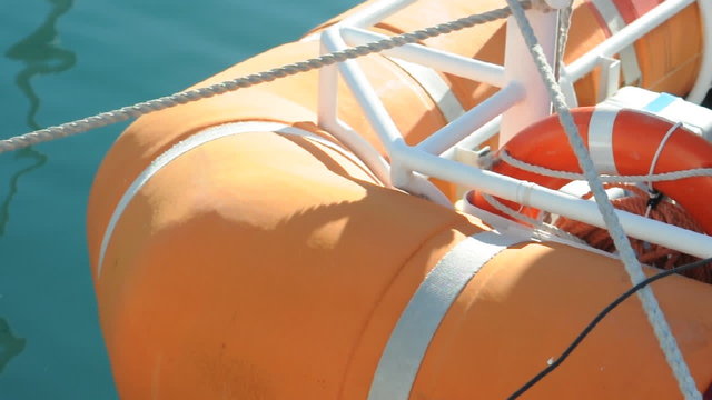 Schlauchboot im Hafen