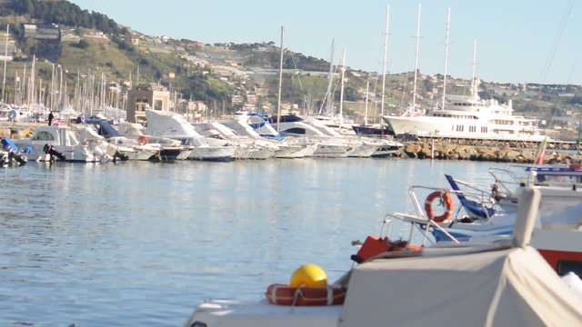 Segel und Motorboote im Hafen