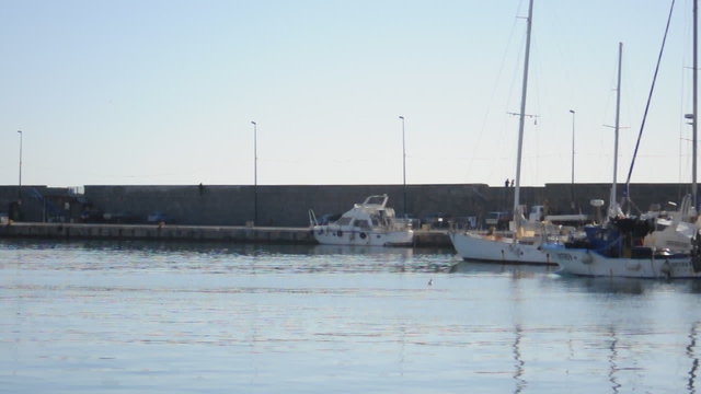 Segel und Motorboote im Hafen