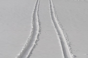 Reifenspur im Schnee
