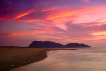 Fototapeta na wymiar Colorful sky and the beach while sunset