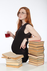 Беременная девушка готовится к экзамену.