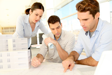 Obraz premium Architectes en réunion de travail