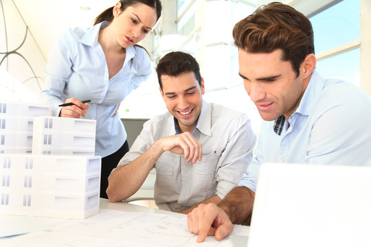 Architectes en r&eacute;union de travail