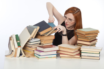 Девушка ищет книгу.