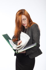 Беременная девушка в офисе.