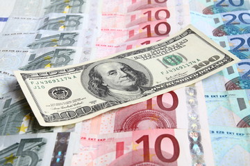 one hundred dollars against the euro money