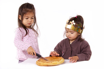 2 petites filles coupe la galette des rois