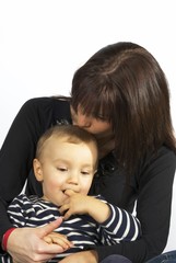 maman embrassant son enfant