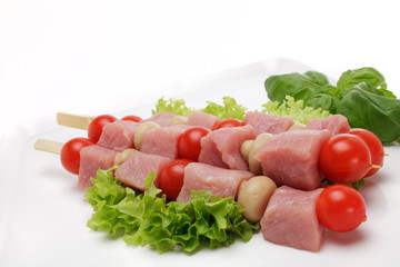 Fleischspieße mit Champignons und Tomaten