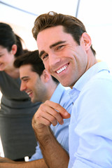 Equipe commerciale travaillant au bureau