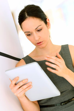 Jeune femme brune dynamique avec tablette tactile