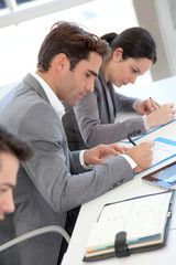 Commerciaux passant des examens