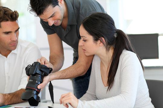 Réunion de travail en agence photographique