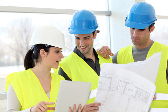 Ouvriers en reunion de chantier