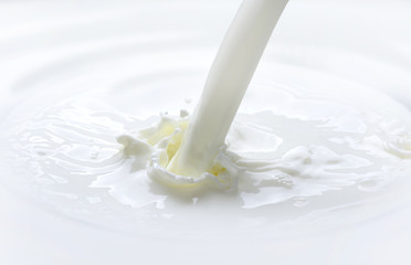 Fototapeta na wymiar Wylewanie mleka