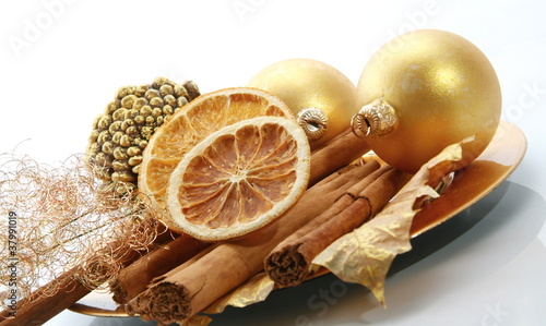&ldquo;Weihnachtsdekoration in gold&rdquo; Stockfotos und lizenzfreie Bilder auf