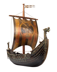Antiek Vikingschip dat op wit wordt geïsoleerd