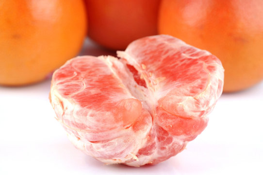 Demi pamplemousse &eacute;pluch&eacute;