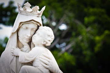 The virgin Mary carrying a baby Jesus statue - obrazy, fototapety, plakaty