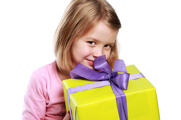 Kleines Mädchen mit Geschenk