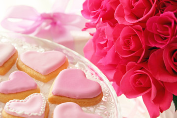 ピンクのハートクッキーとバラ
