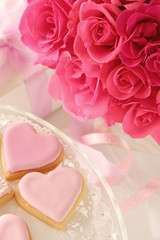 ピンクのハートクッキーとバラ