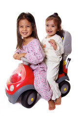 deux enfants sur voiture a pédale