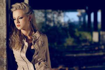 Obraz premium woman wearing leather beige jacket